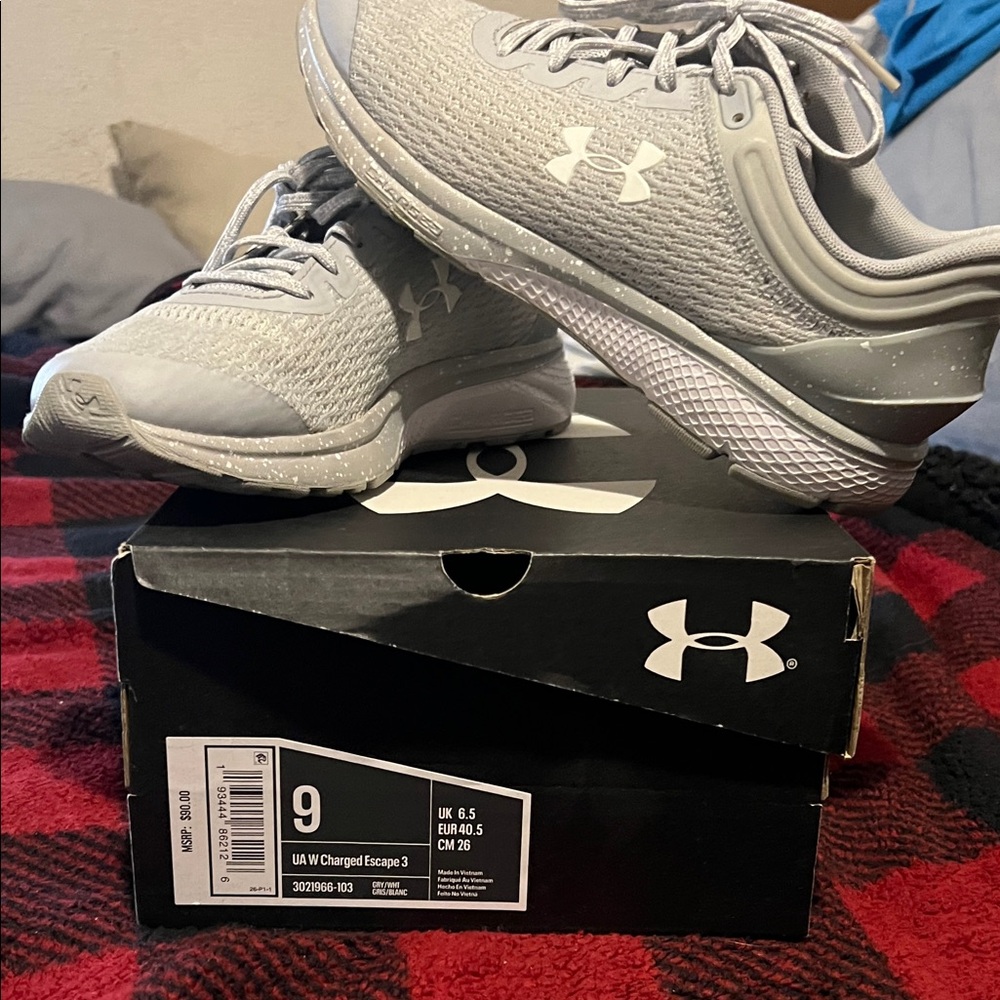 Women’s Under Armour Charged Escape 3 Light Gray Sneakers size 9